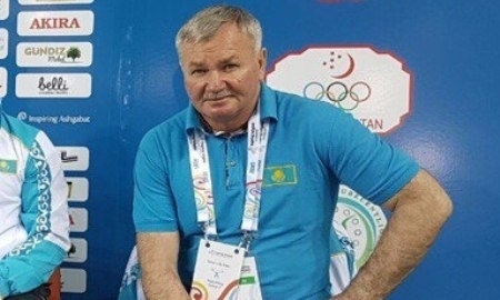 «Поймала шок». Главный тренер сборной Казахстана по тяжелой атлетике прокомментировал «бронзу» Лихачевой