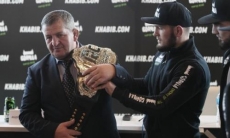 «Флойд сам вышел на связь». В команде Нурмагомедова раскрыли дату и место боя с Мэйвезером после его победы на «нефартовой» арене Головкина