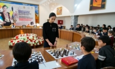 Динара Садуакасова сыграла партию со школьниками Кызылорды и Шымкента