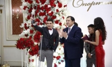 Елку из завоеванных на соревнованиях кубков соорудили спортсмены в Атырау