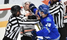 Видео момента матча КХЛ, в котором хоккеист «Барыса» ткнул соперника прямой в нос