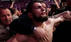 «Заголовки, насилие, деньги». Скандал вокруг боя Нурмагомедов — Макгрегор на «нефартовой» арене Головкина назван «Историей года»