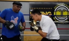 «Казахский стиль». Небитый казахстанец из Top Rank показал видео тренировки с известным тренером