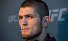 «Не прыгай на людей». Нурмагомедов сделал строгое замечание футболисту «Спартака» после победы на «нефартовой» арене Головкина