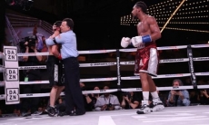 Видео скандальной остановки боя Андраде — Акавов за титул в весе Головкина