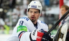 Защитник «Металлурга» получил травму в матче КХЛ с «Барысом»