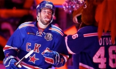 Шведский игрок СКА покинул лед на носилках после травмы в матче КХЛ с «Барысом»