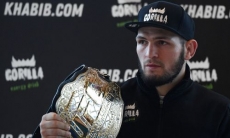 «Не хочу, чтобы меня били». Нурмагомедов сделал заявление о завершении карьеры после победы на «нефартовой» арене Головкина