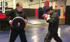 «Тренировки лечат». Казахстанский нокаутер продолжает подготовку к бою в США