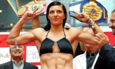 Уроженка Казахстана победила нокаутом и сохранила титулы чемпионки мира