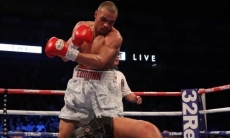 Видео боя c двумя нокдаунами убежавшего от Головкина боксера за титул чемпиона мира