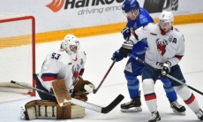 «Шмаляли по канадцу в упор, пытаясь проделать в нем дырку». Форвардов «Барыса» обвинили в нехватке фантазии