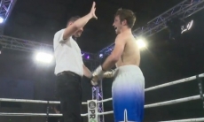 Видео нокдауна непобежденного казахстанца в поединке с проигравшим 50 боев британским боксером
