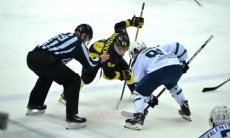 Букмекеры ставят на «Сарыарку» в матче плей-офф ВХЛ с «Югрой»