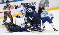 «Барыс» на выезде громит «Торпедо» после первого периода четвертого матча плей-офф КХЛ