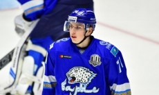 «Заслуженно выиграли». Защитник «Барыса» назвал залог успеха в пятом матче серии плей-офф КХЛ с «Торпедо»