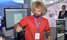 Армейский спортсмен из Казахстана показывает опасные трюки в Москве