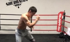 «Тигр готов». Небитый казахстанский боксер показал молниеносную скорость рук