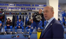 Как хоккеисты «Барыса» в раздевалке радовались первой в сезоне победе над «Авангардом»