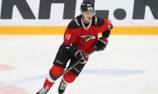 Форвард «Авангарда» забросил шайбу в ворота «Барыса» в матче плей-офф КХЛ после красивейшей комбинации