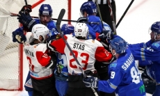 Видео массовой драки хоккеистов «Барыса» и «Авангарда» в третьем матче плей-офф КХЛ