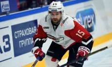 «„Барыс“ играет внимательнее». Нападающий «Авангарда» о первом периоде четвертого матча плей-офф КХЛ