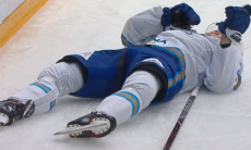 Хоккеиста «Барыса» унесли на носилках в четвертом матче с «Авангардом»
