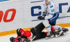 «У Шумакова легкое сотрясение». Агент — о желании нападающего «Авангарда» сыграть в матче плей-офф КХЛ с «Барысом»