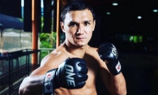 Казахский боец поделился видео-нарезкой своего боя со сломанной рукой