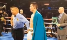 Видео победного боя казахстанца Жанибека Алимханулы за титулы WBO и WBC