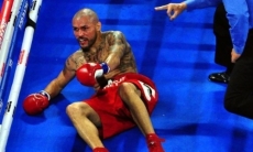 Американца с 40 победами «накормили» ударами и нокаутировали в вечере бокса с Алимханулы