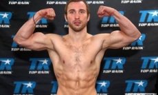 Небитый россиянин с двумя рассечениями выиграл титульный бой в вечере бокса с Алимханулы