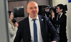 Наставнику «Барыса» подарили чапан и он сделал откровенное заявление