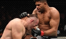 «Вынес коленом». Видео мощного нокаута в главном бою Оверим — Олейник турнира UFC с участием уроженца Казахстана