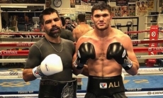 Казахстанский боксер помог победить нокаутом экс-сопернику «Канело»