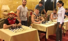 Талантливая казахстанская шахматистка сыграла с Нурмагомедовым