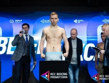 Казахстанский боксер прошел взвешивание перед боем с филиппинцем