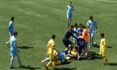 Юные футболисты «Астаны» и «Семея» устроили жесткий махач на поле. Видео драки