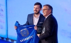 Легендарный казахстанский хоккеист официально введен в Зал славы ИИХФ 