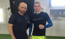 «Пока не готов». Тренер казахстанского боксера оценил его прогресс в профи