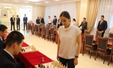 Динара Садуакасова дала сеанс одновременной игры в шахматы в Пекине