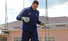 Вратарь сборной Казахстана прибавил в стоимости и отметился достижением