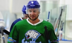 «Пока что все дружелюбные». Новичок «Барыса» провел первую тренировку в составе клуба