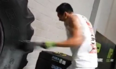 Алимханулы показал видео тренировки с кувалдой перед боем 17 августа