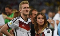 Чемпион мира с женой из Казахстана прибыл в Россию для подписания контракта