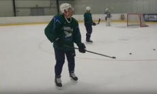 Форвард казахстанского клуба показал удивительный трюк с клюшкой и шайбой