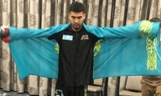 Казахстанский боксер показал видео работы на лапах перед боем с 43-летним мексиканцем