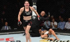 Женский бой UFC завершился ударом коленом в челюсть и добиванием с локтя. Видео