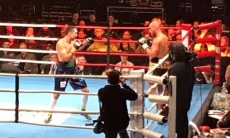 Непобежденный казахстанский боксер уверенно побил соперника и защитил три титула