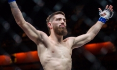 Дебютант Bellator жестоко молотил «Дикаря» в луже крови до нокаута. Видео